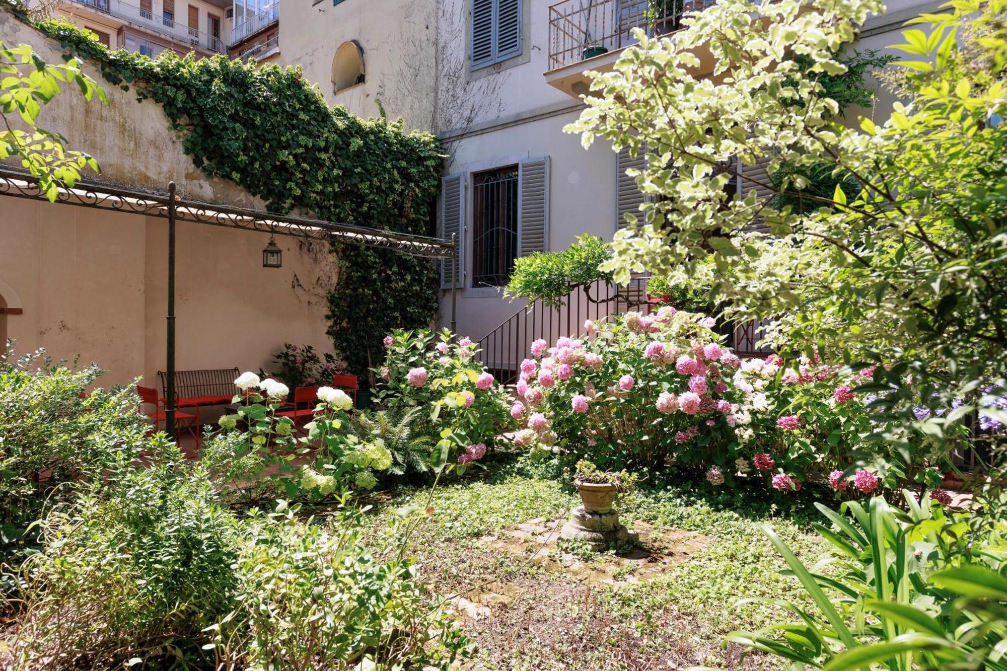 Florence Huge Apartment With Private Garden Bagian luar foto